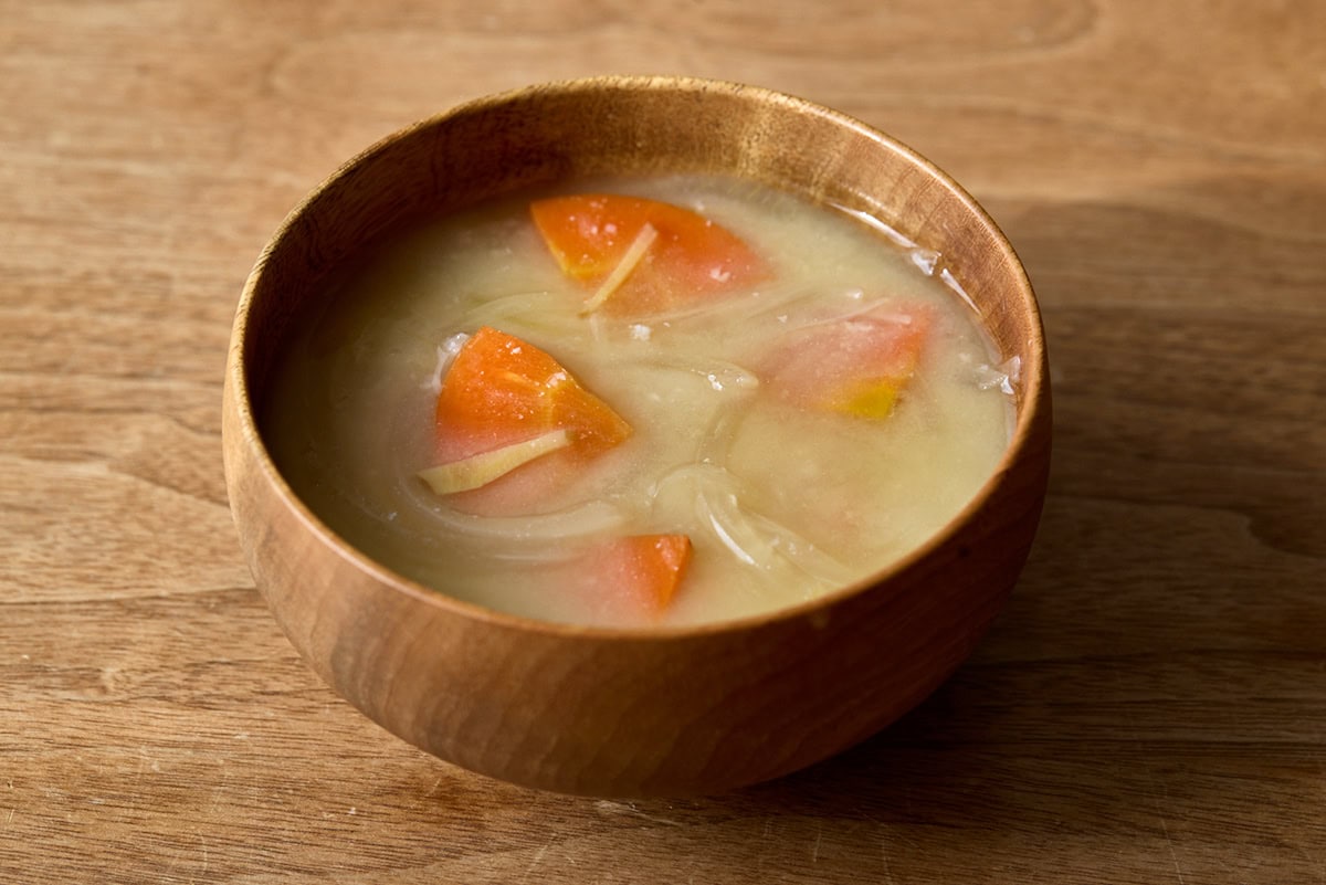 玉ねぎとにんじんのしょうがみそ汁