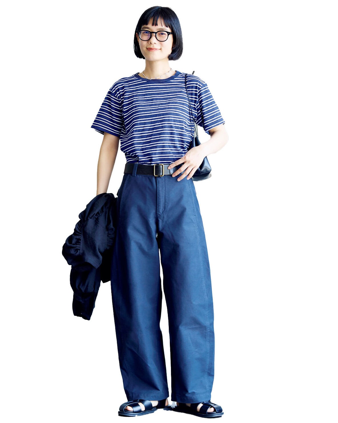 モデル・坂井裕美さんの旅コーデ。Tシャツにメガネと小物を盛ってリッチに昇華。