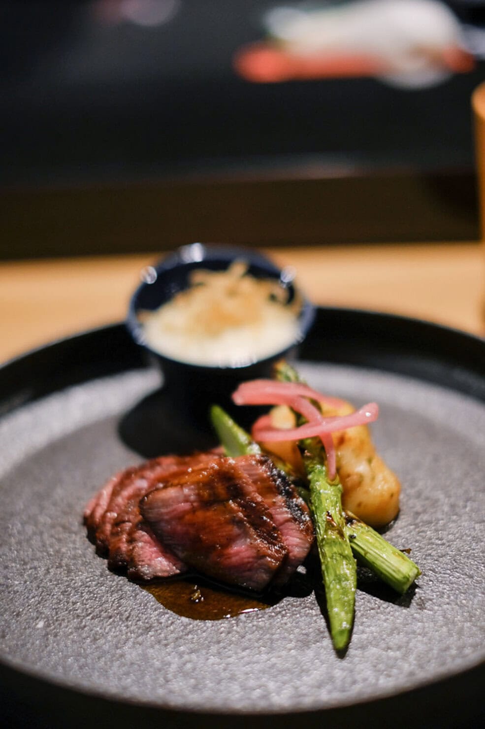 ホテル内レストラン「SAWAKA」のディナーメインの肉料理には、じっくりと熟成させて旨みを凝縮させた牛肉が登場。