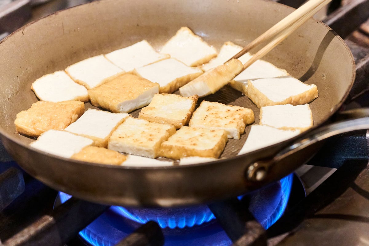 厚揚げを炒めてる様子