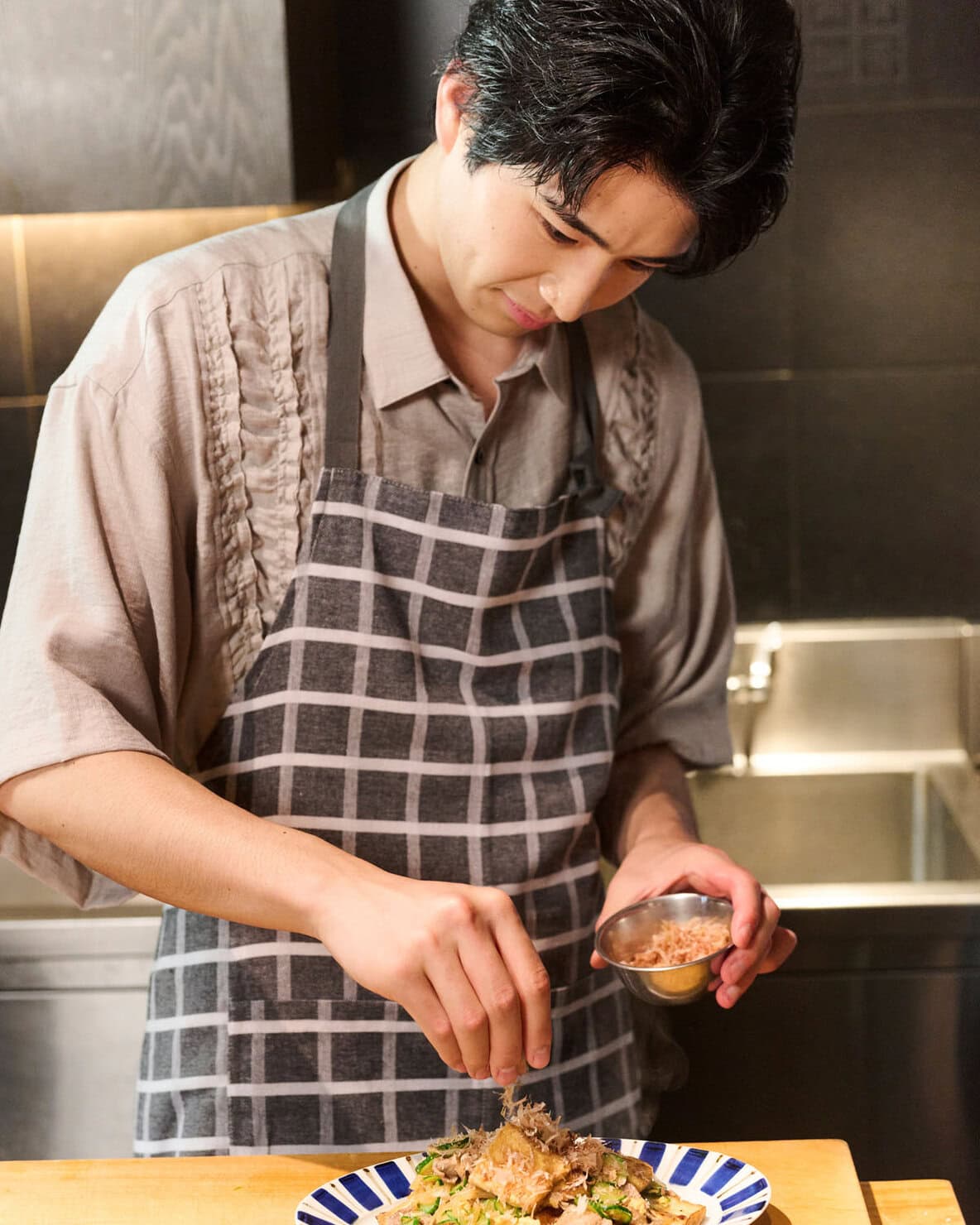 中沢元紀さんの板前さん入門、笠原将弘さんときゅうりチャンプルー作り