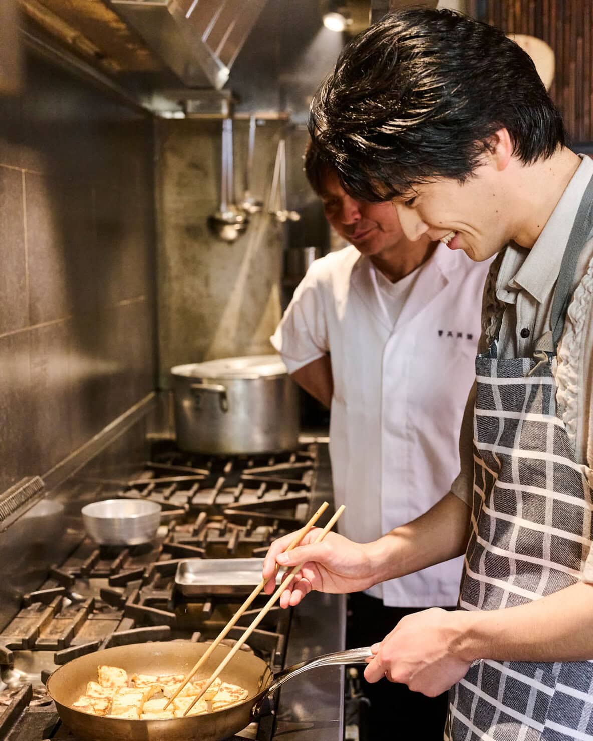 中沢元紀さんが笠原将弘さんの料理教室で、きゅうりチャンプルーを学ぶ