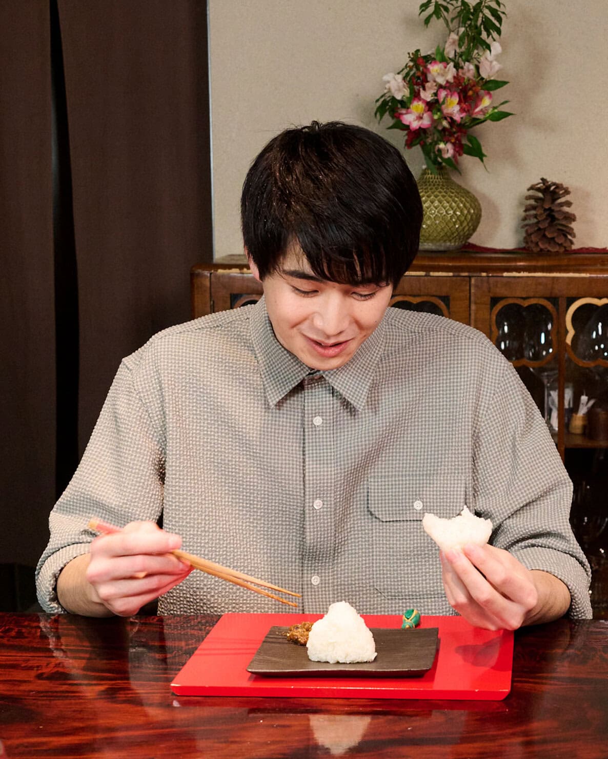 中沢元紀さんが、笠原将弘さんの塩むすびを実食