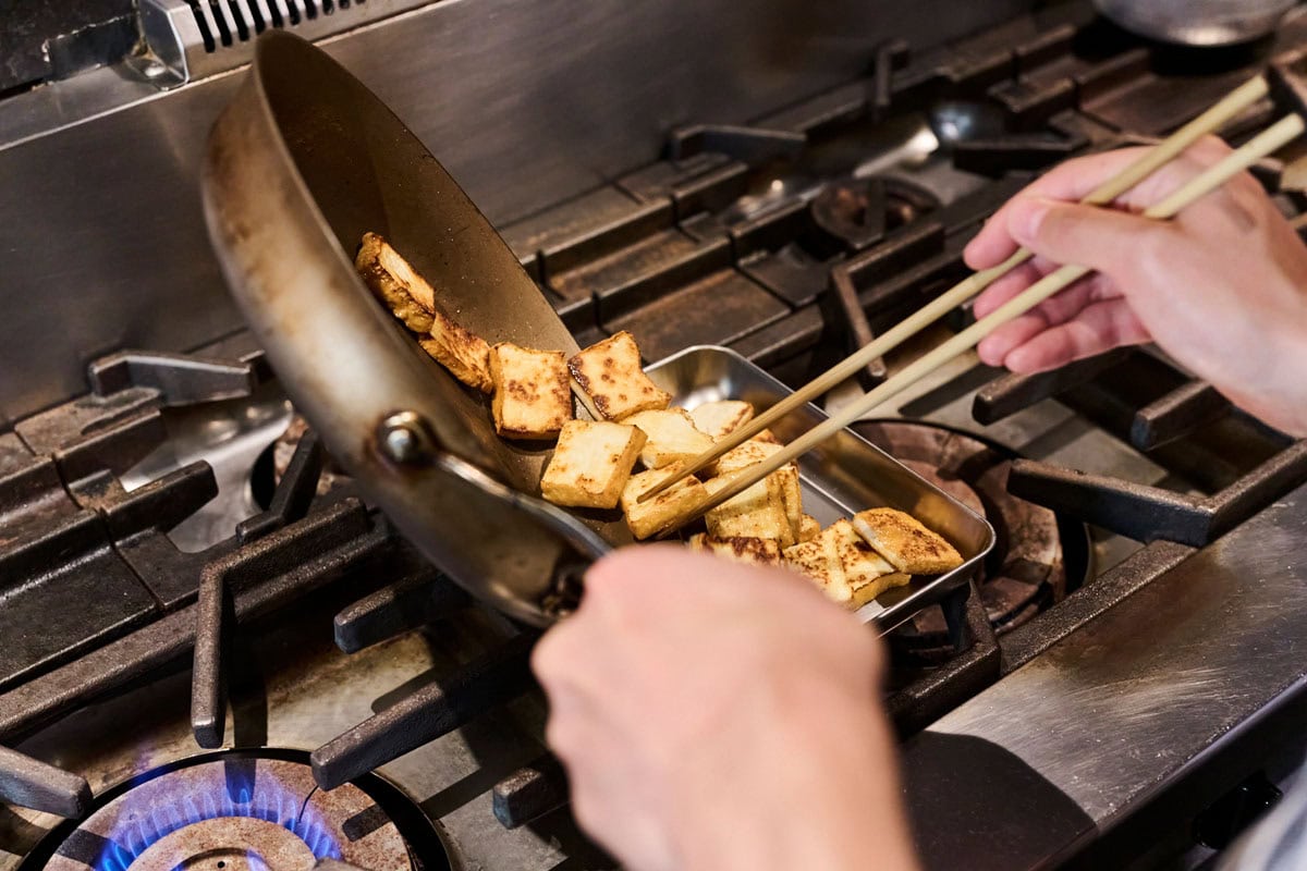 厚揚げを焼き色がつくまで炒める