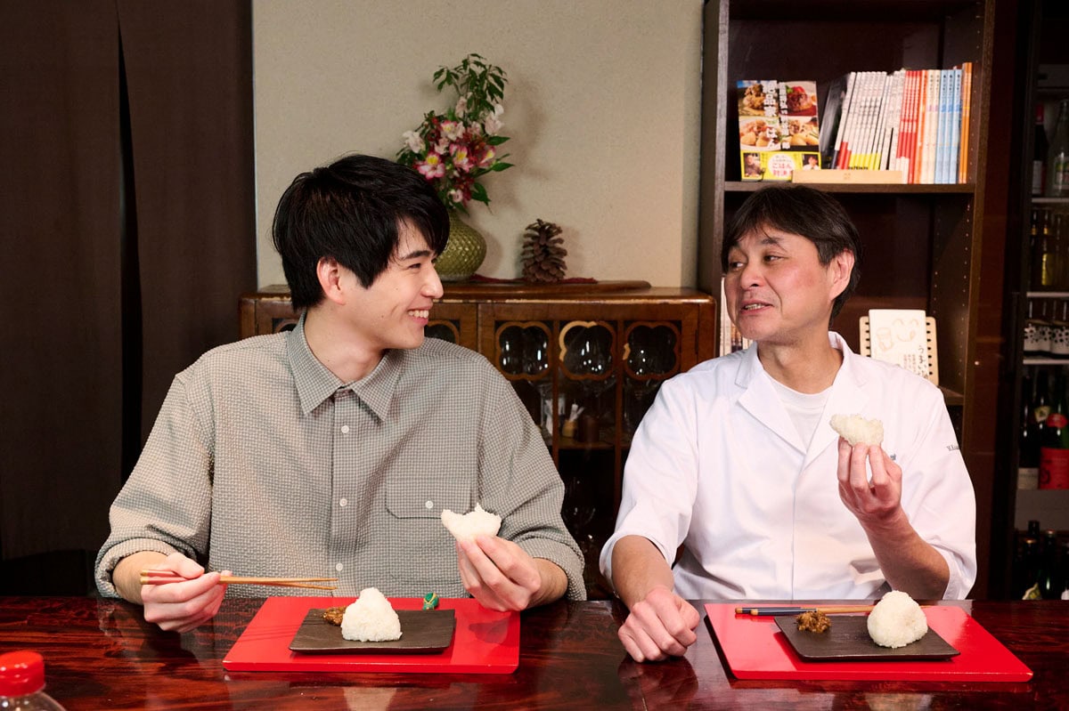 中沢元紀さんが笠原将弘さんに学んだ塩むすびを味わう