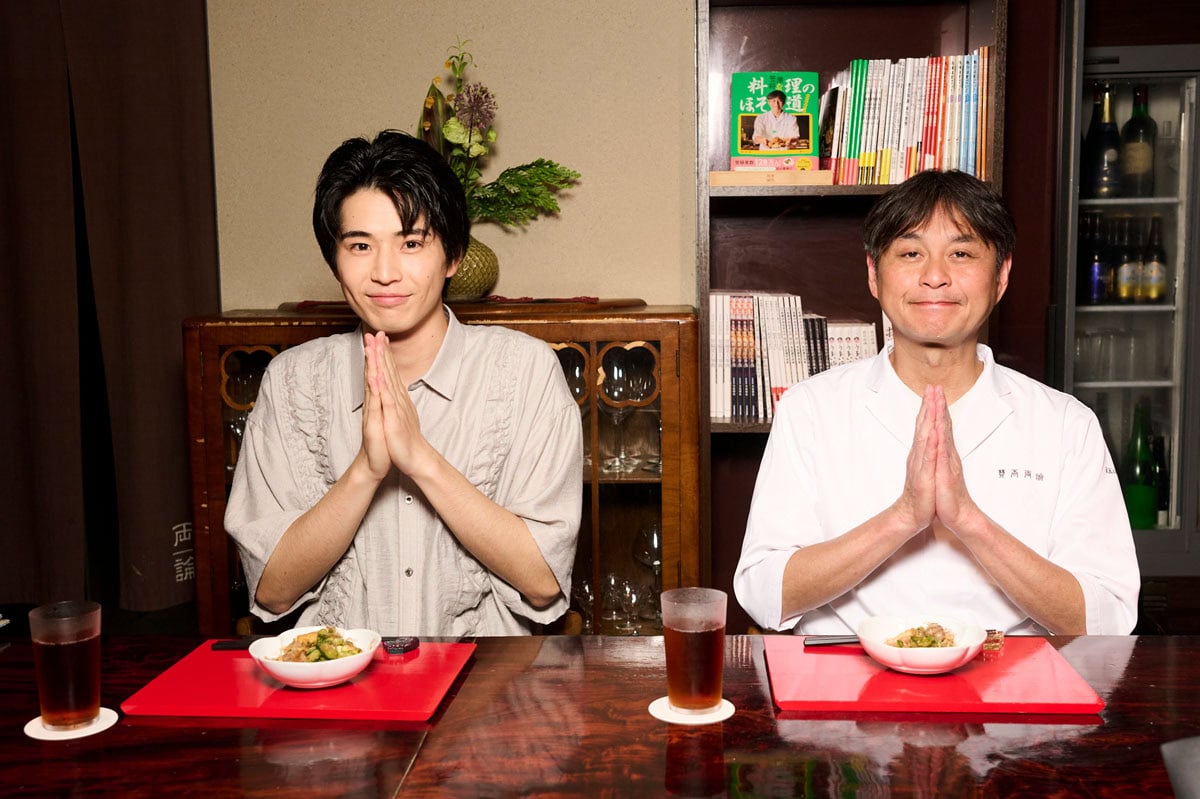 中沢元紀さんの板前さん入門、笠原将弘さんときゅうりチャンプルー作り。実食してる様子