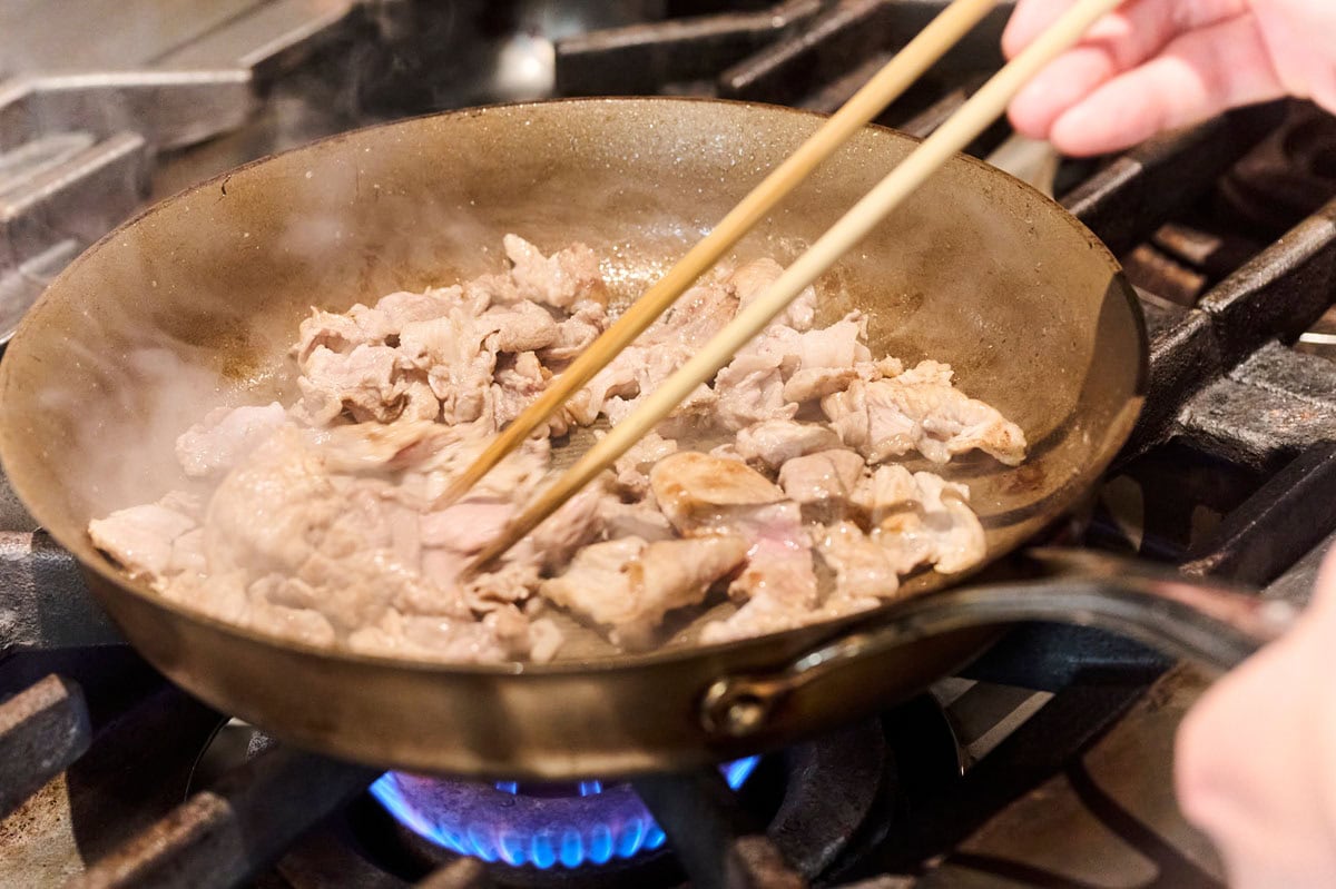 豚肉を炒めてる様子