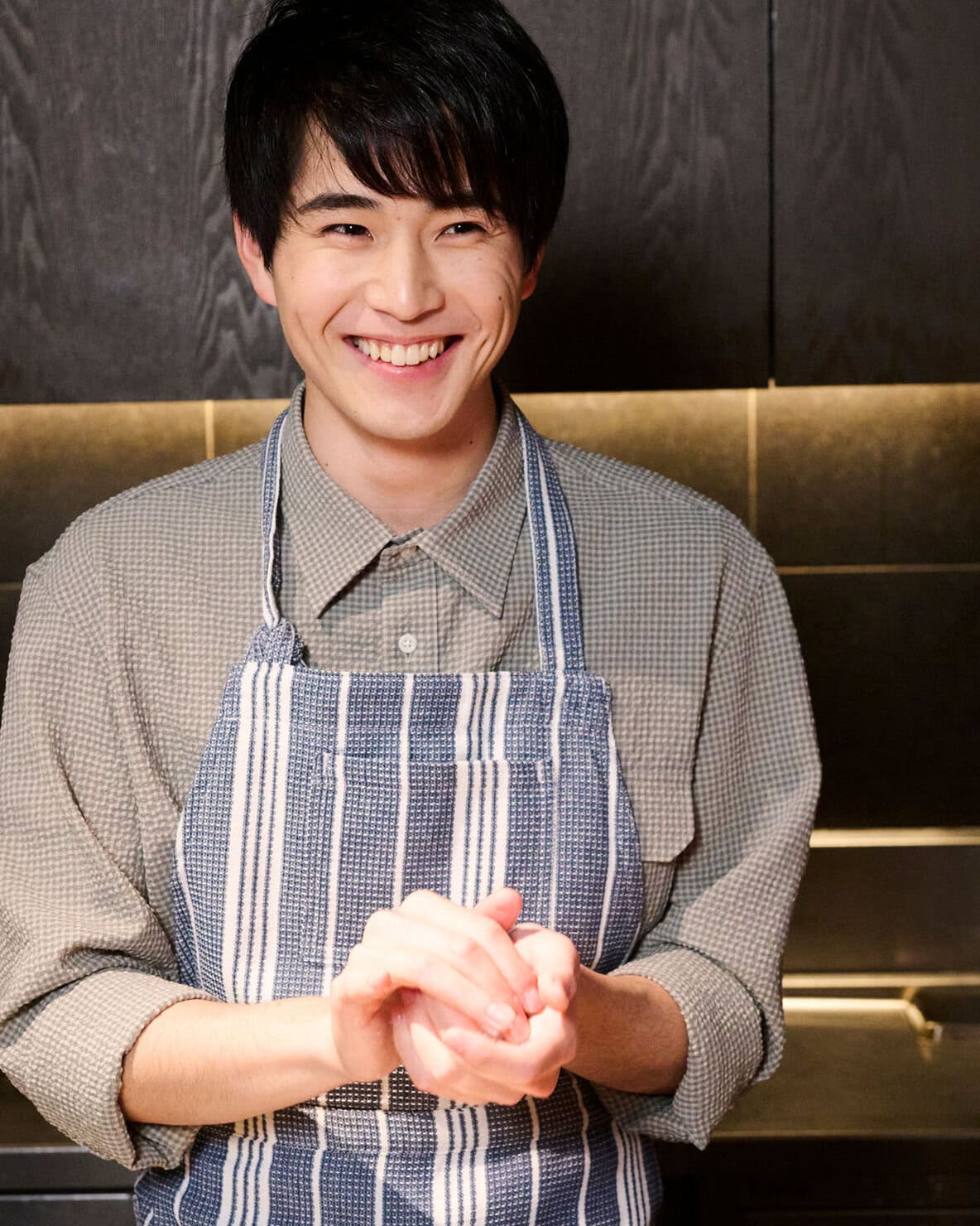 俳優・中沢元紀さんが塩むすびを握ってる様子