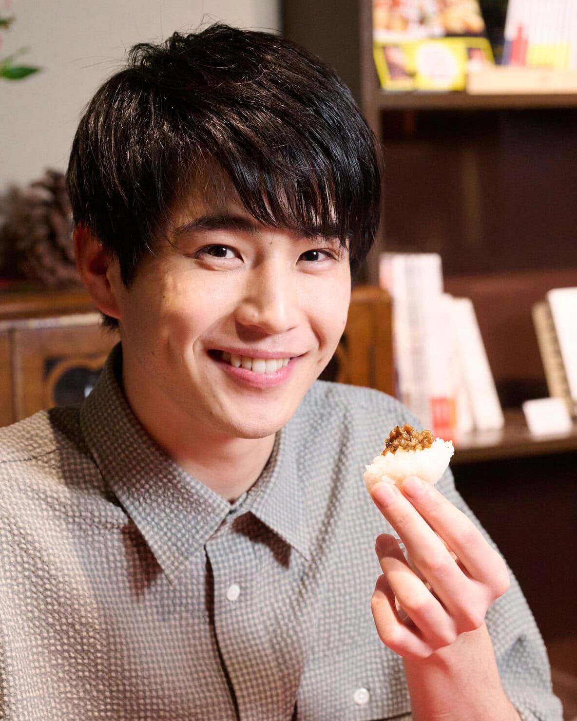 俳優の中沢元紀さんが、料理人・笠原将弘さんから万能鶏みそとおいしい塩むすびの作り方を学ぶ
