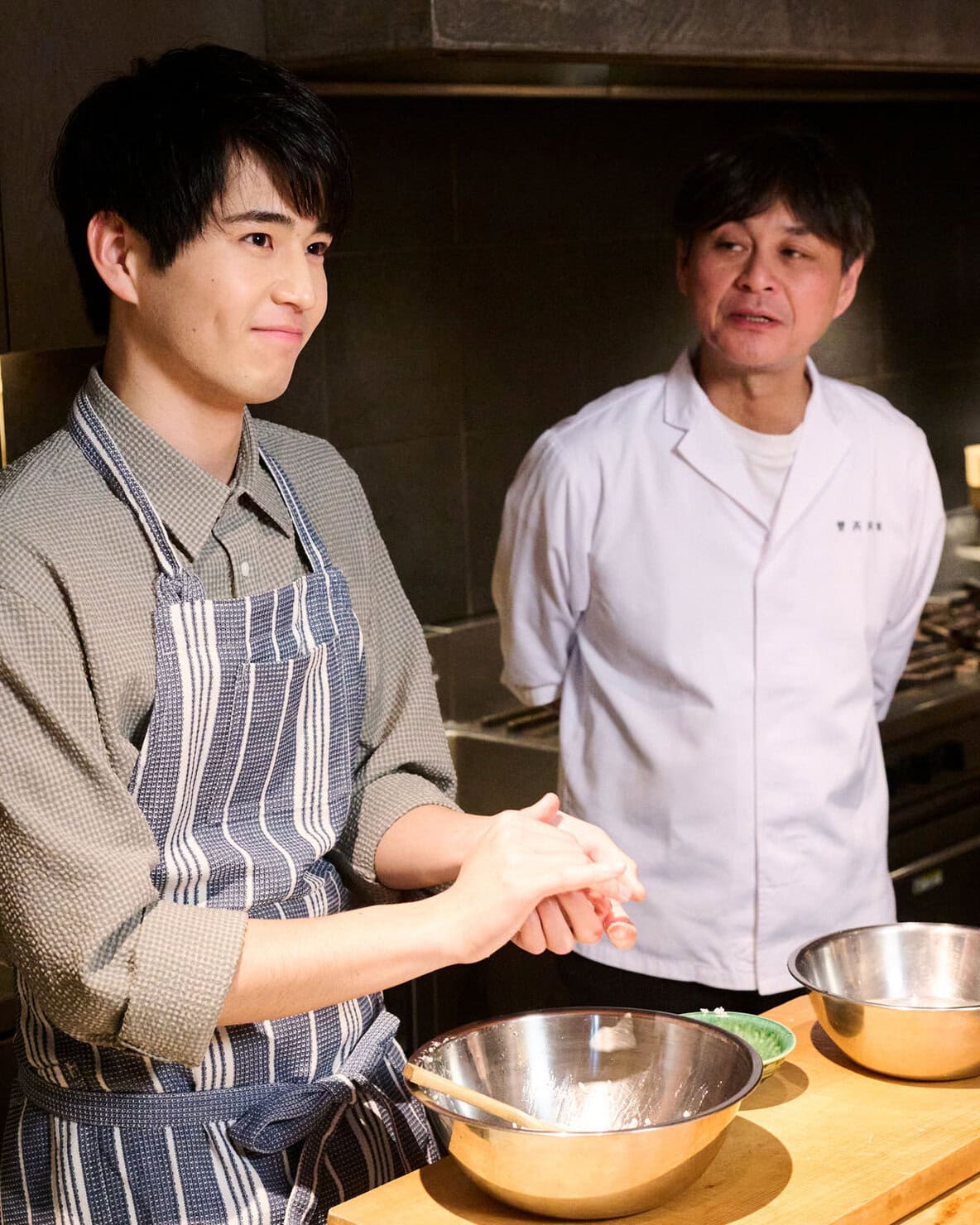 俳優・中沢元紀さんが塩むすびを握ってる様子