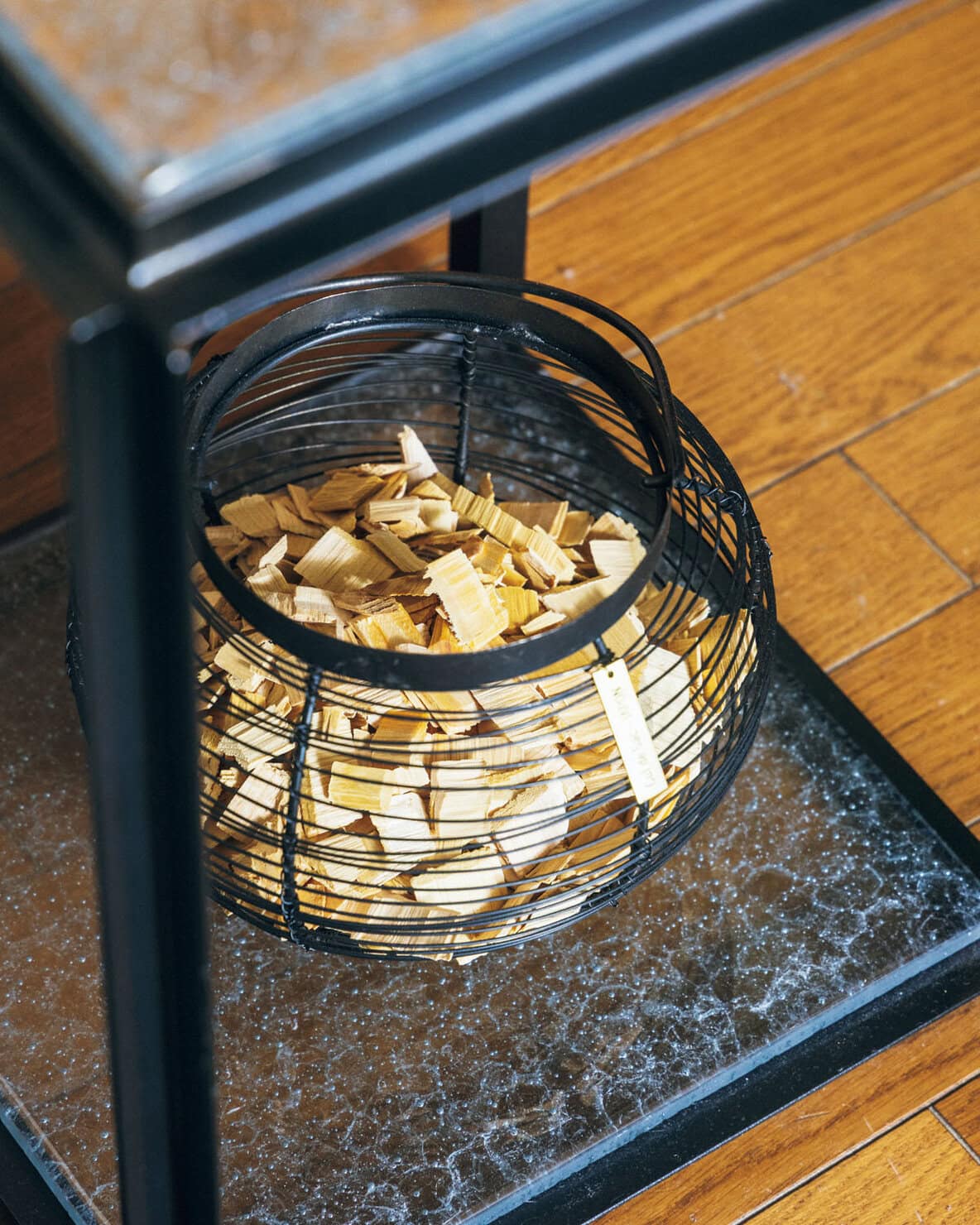カビや雑菌を抑えて、防虫効果もあるヒバチップ。アイアンバスケットに入れると、隙間から香りがふわりと広がります。