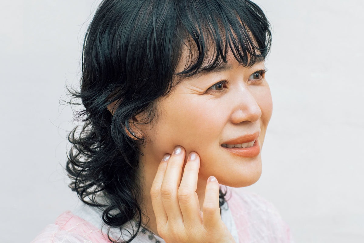 ツヤ肌と洒落色リップで大人の夏顔が完成