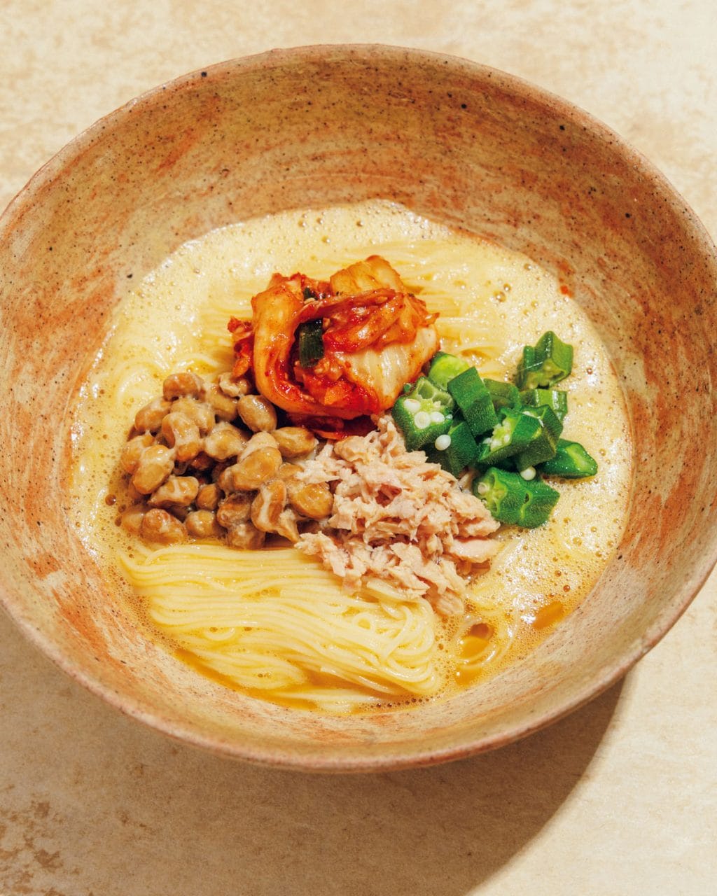料理研究家・エダジュンさんの納豆、ツナ、キムチ、オクラのふわふわ腸活そうめん