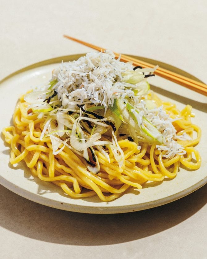 夏の冷え対策に！ 白ねぎ＆しらすたっぷりの“温活麺”「しらすと山盛り白ねぎの塩昆布ごま油麺」：エダジュンさんのレシピ