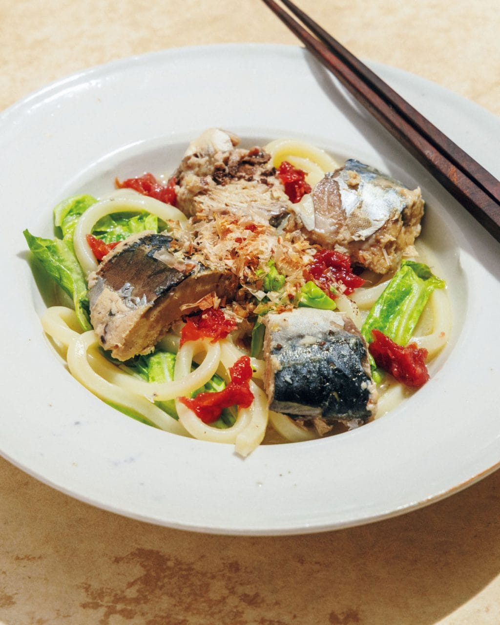 料理研究家・エダジュンさんのさば缶とキャベツの梅おかかうどんの作り方