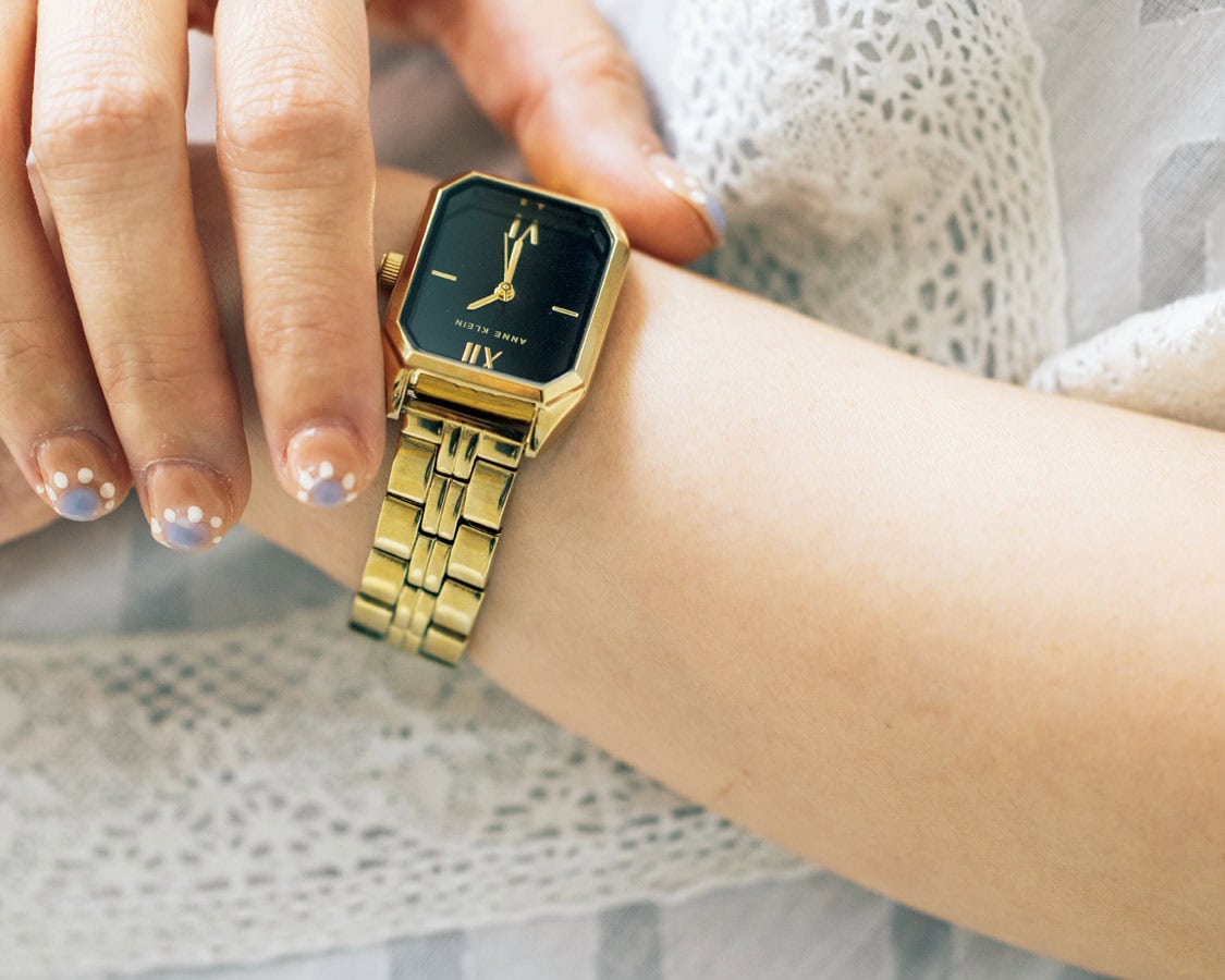 沖縄で購入した「ANNE KLEIN」のゴールドウォッチ。