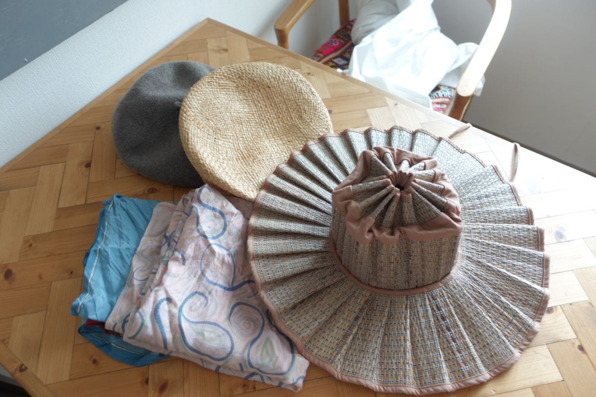 「LORNA MURRAY」の麦わら帽子 「ISLAND KNIT WORKS」ベレー帽 「vintage shop Memoire」で購入したスカーフ