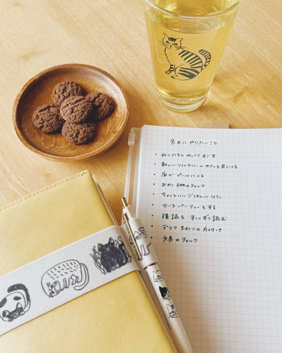 やりたいことを書き出している様子。 お茶とおかしをいただきながら、考えたり書く時間を楽しんでいます。