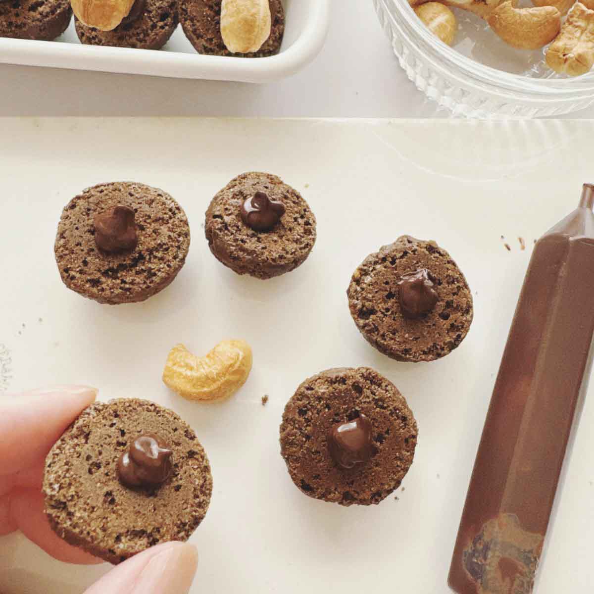 カルディのクロッカンチョコにチョコペンでマッシュルームクッキーのかさをつくる