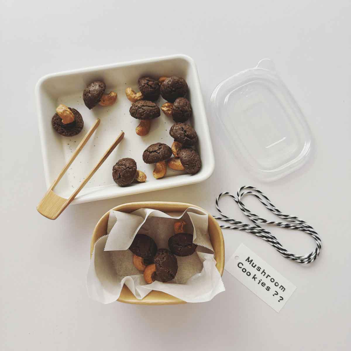 カルディのお菓子を使ったマッシュルームクッキーを箱に詰めてラッピング