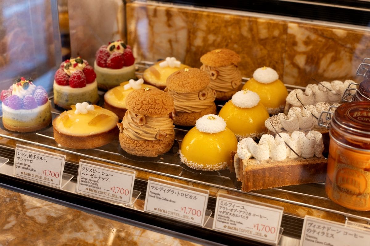 バシャコーヒー銀座店コーヒールーム ショーケースのケーキ類 ピスタチオ、ラズベリーチーズケーキなど