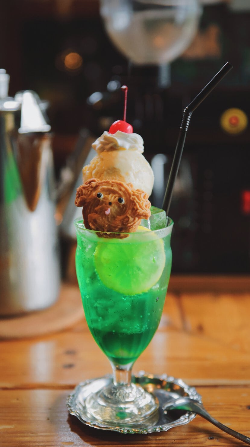 東京・下北沢の喫茶店「喫茶 一房」オリジナルの犬クッキーが愛らしいクリームソーダ