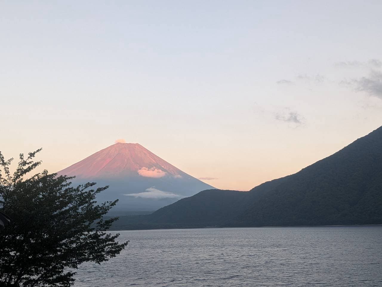 本栖湖から見える富士山