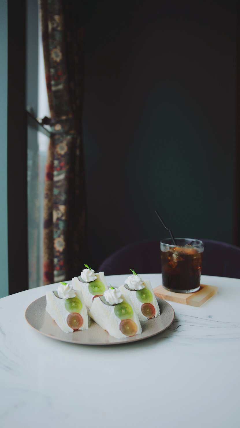 東京・下北沢の喫茶店「喫茶 一房」シャインマスカットとサンシャインレッドに白餡を合わせた季節のフルーツサンド