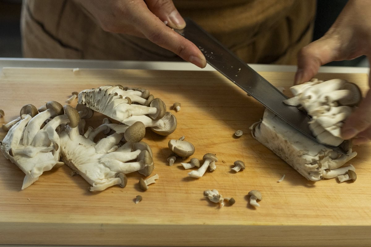 きのこは“焼く”のが正解! 「鶏団子と楽しむ秋のうまみ満載みぞれ鍋」きのこの切り方