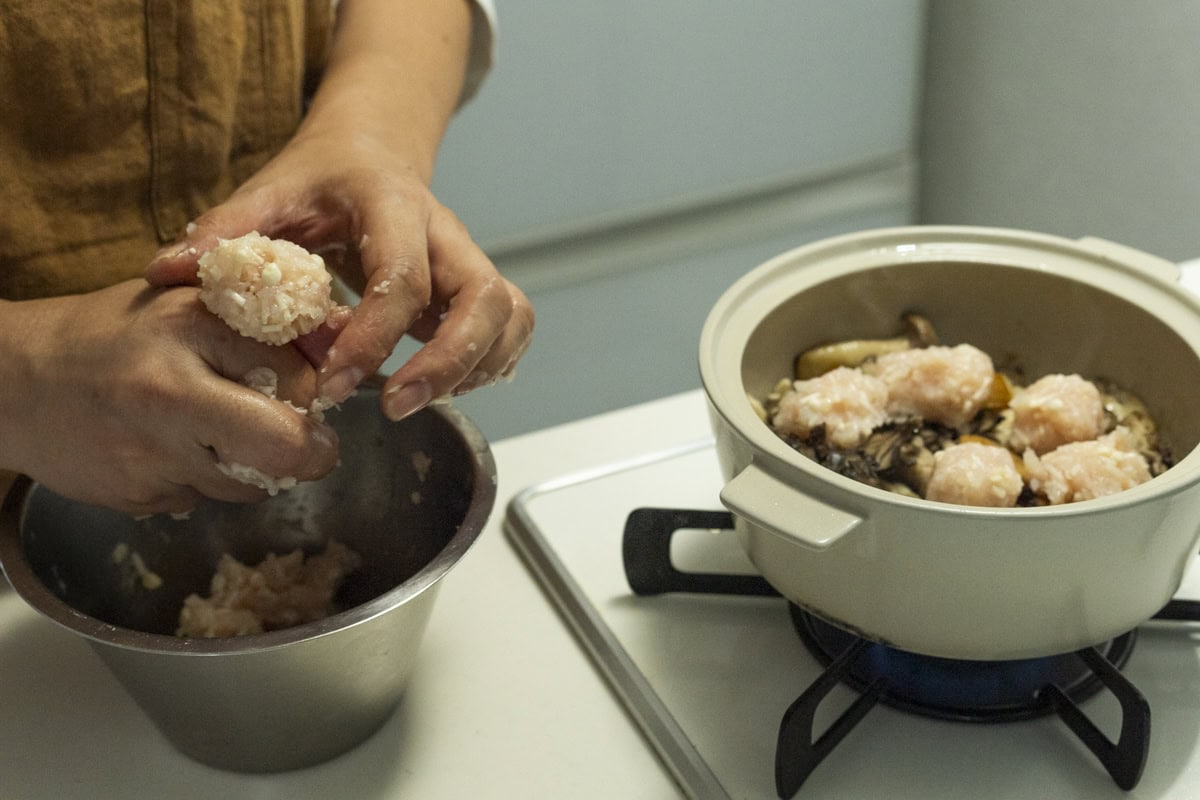 きのこは“焼く”のが正解! 「鶏団子と楽しむ秋のうまみ満載みぞれ鍋」鶏団子の作り方