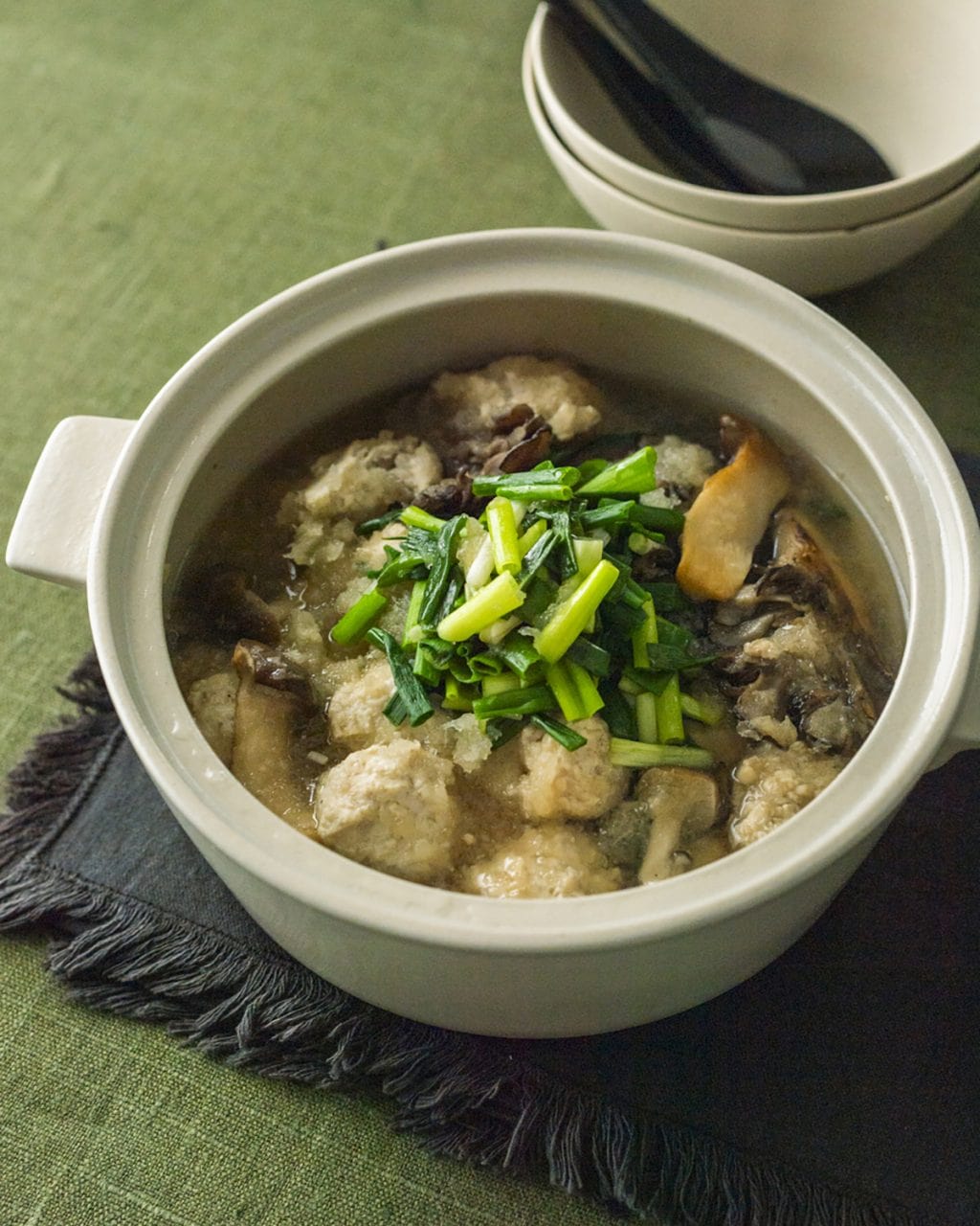 きのこは“焼く”のが正解！ 「鶏団子と楽しむ秋のうまみ満載みぞれ鍋」アルモンデレシピ：大塚佑子さん