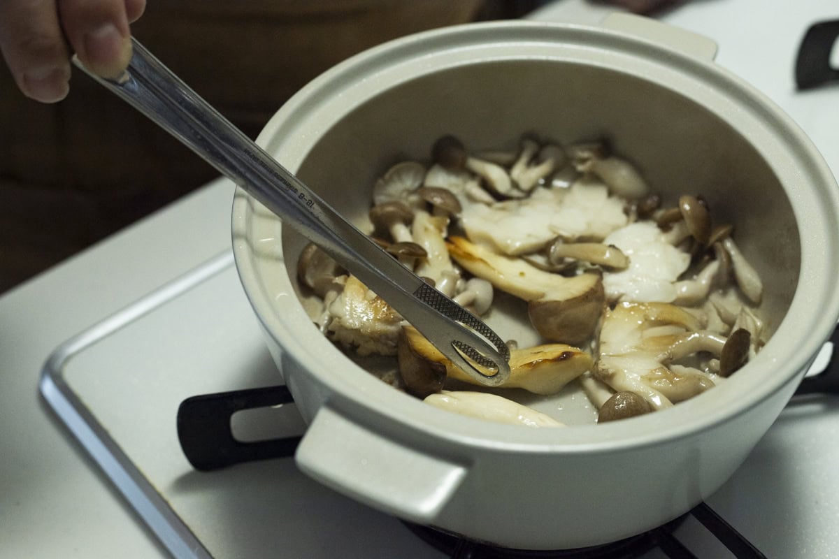 きのこは“焼く”のが正解! 「鶏団子と楽しむ秋のうまみ満載みぞれ鍋」きのこの焼き方