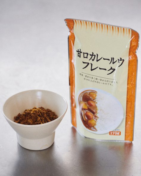 週1回「生活クラブ」の宅配で整うわが家の食材活用術。スタイリスト宇藤えみさんの愛用食材(甘口カレールウフレーク)
