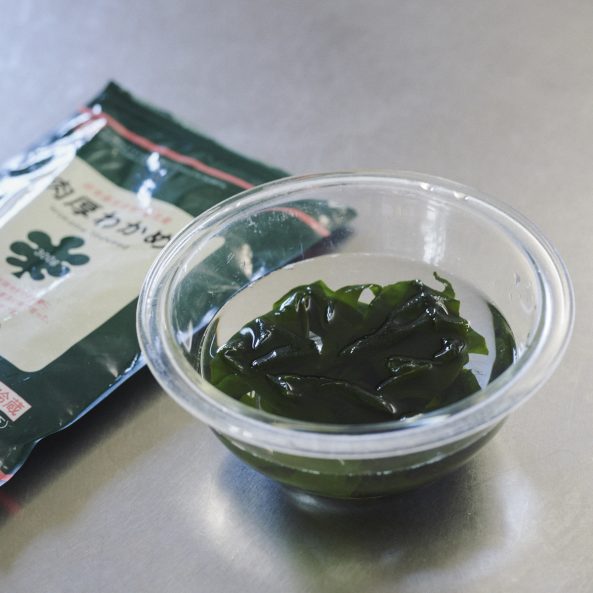 週1回「生活クラブ」の宅配で整うわが家の食材活用術。スタイリスト宇藤えみさんの愛用食材(肉厚わかめ)