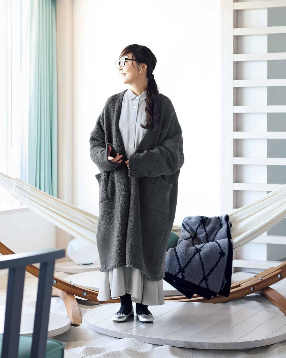 M+homeコラボアイテムのカーディガン〈ルミウッコ〉を着用した内田彩仍さん