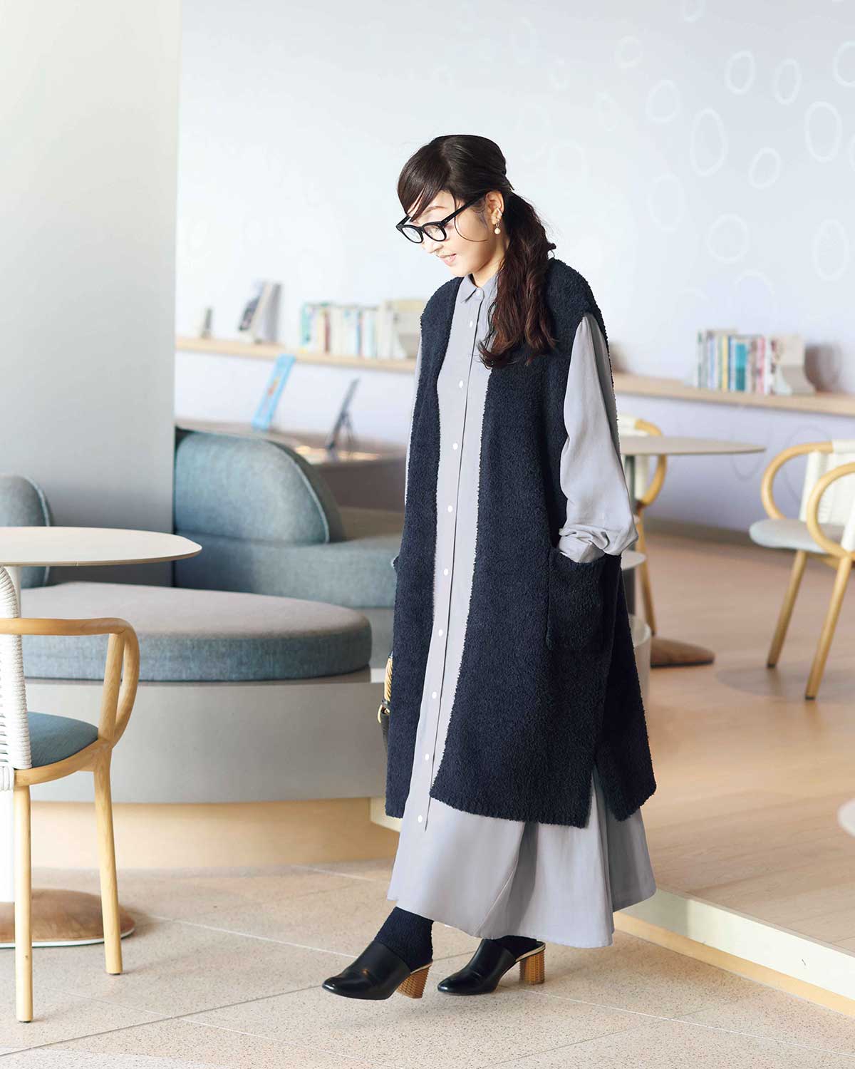 M+homeコラボアイテムのロングベスト〈ルミ〉を着用した内田彩仍さん