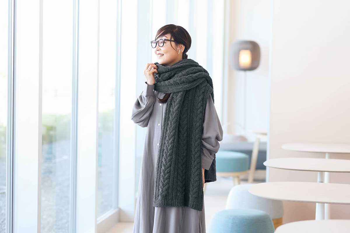 M+homeコラボアイテムのストール〈プーテリ〉を着用した内田彩仍さん