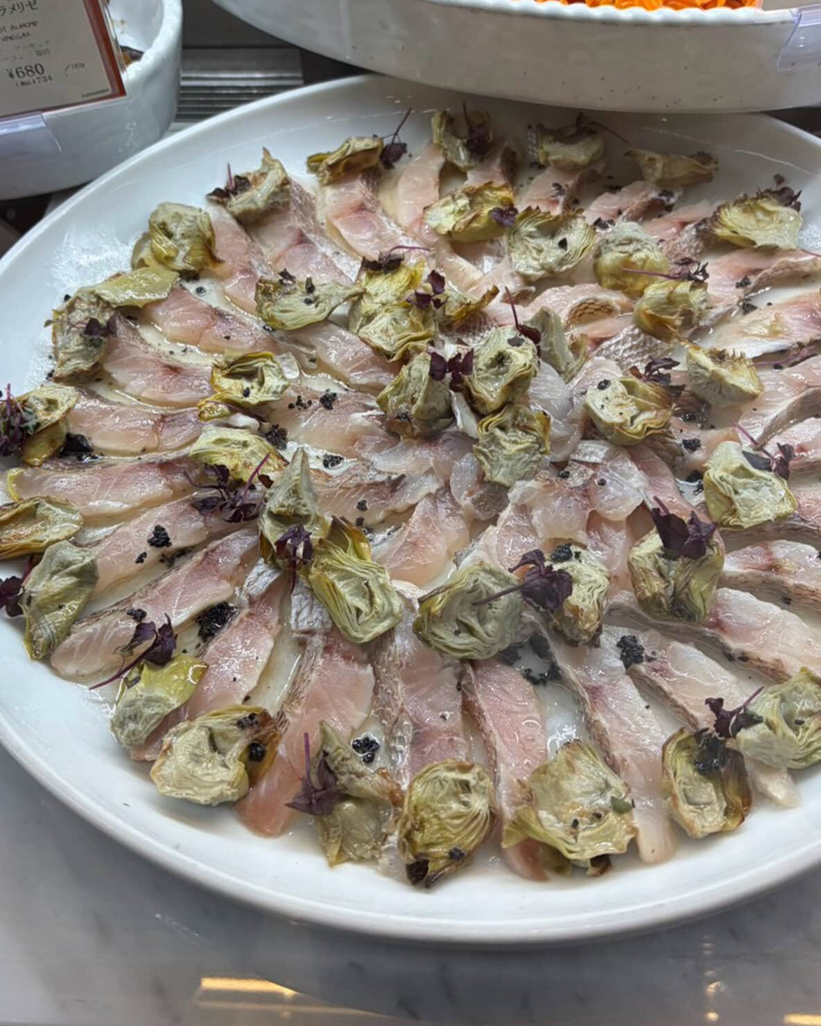 【ディーンアンドデルーカ有楽町がリニューアル】サスエ前田魚店 花鯛とアーティチョークのカルパッチョトリュフソース¥1,836(100g)