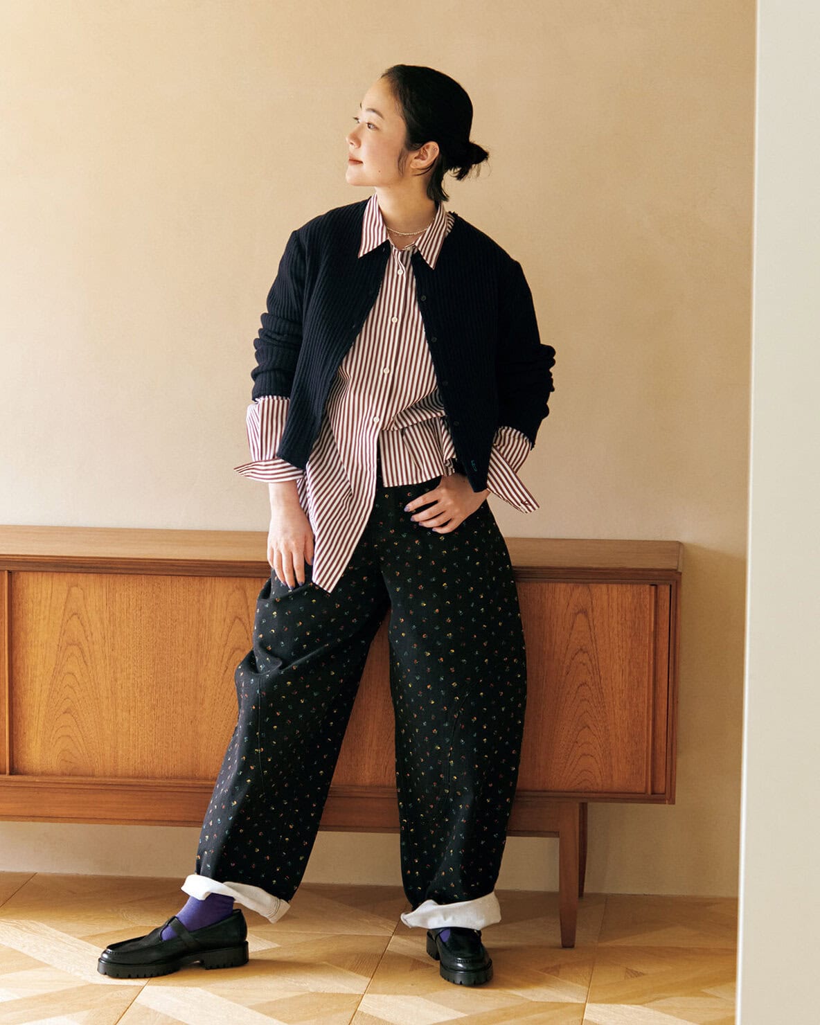 黒木華さんのシャツ×カーディガンコーディネート リンネル2026年11月号表紙インタビュー
