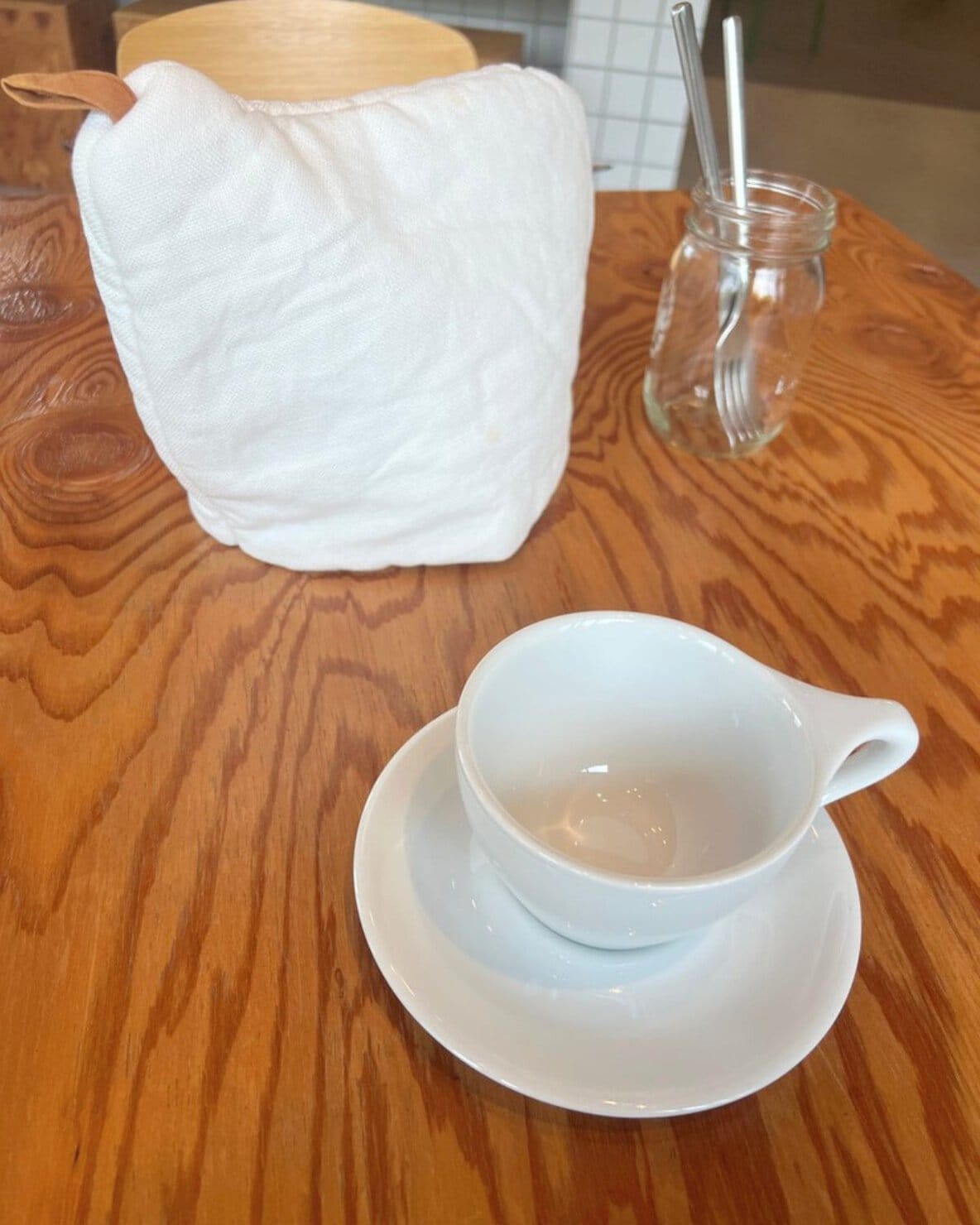 北欧モダンカフェの白のティーポットカバーとティーカップ