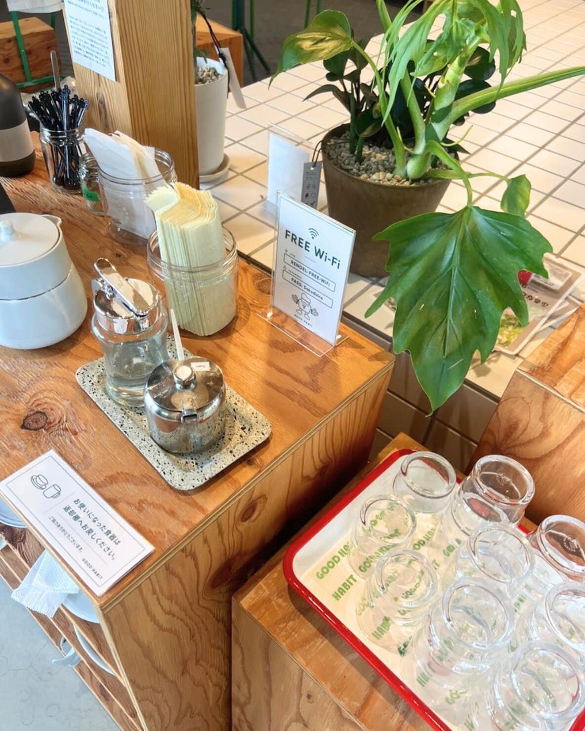 長野県佐久市のおしゃれカフェGOODHABIT店内のセルフサービスコーナー