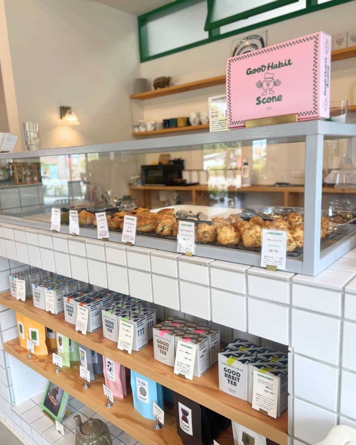 長野県佐久市にある紅茶とスコーンのお店GOODHABITの店内に並んだスコーンと紅茶