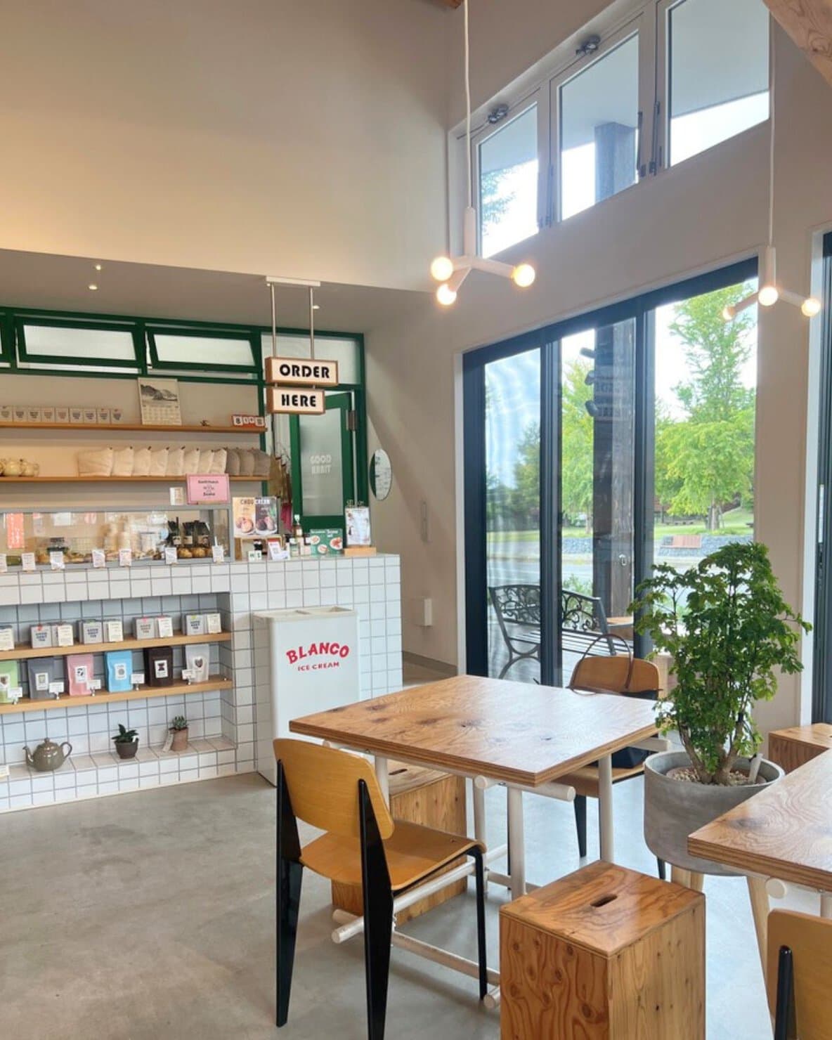 長野県佐久市にある北欧モダンインテリアが素敵な紅茶とスコーンのお店GOODHABITの店内