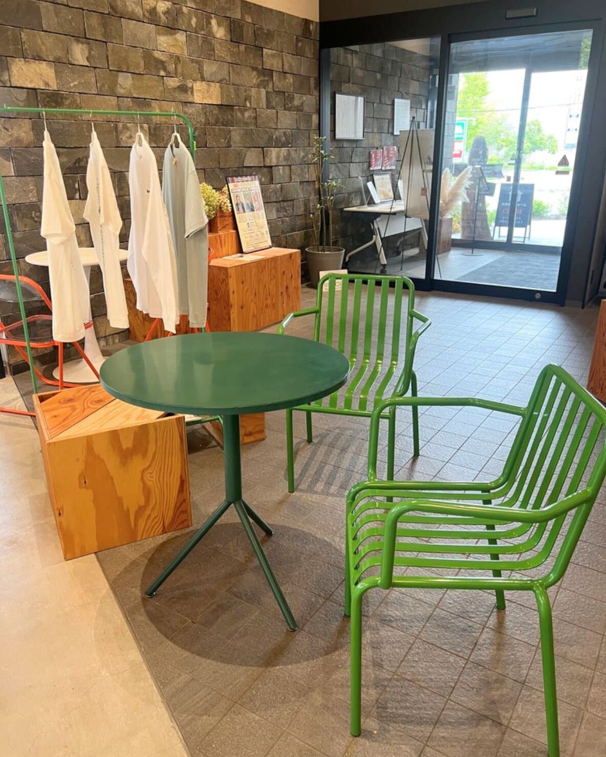北欧モダンインテリアなカフェGOODHABITの店内にある、グリーンのポップなチェアとテーブル