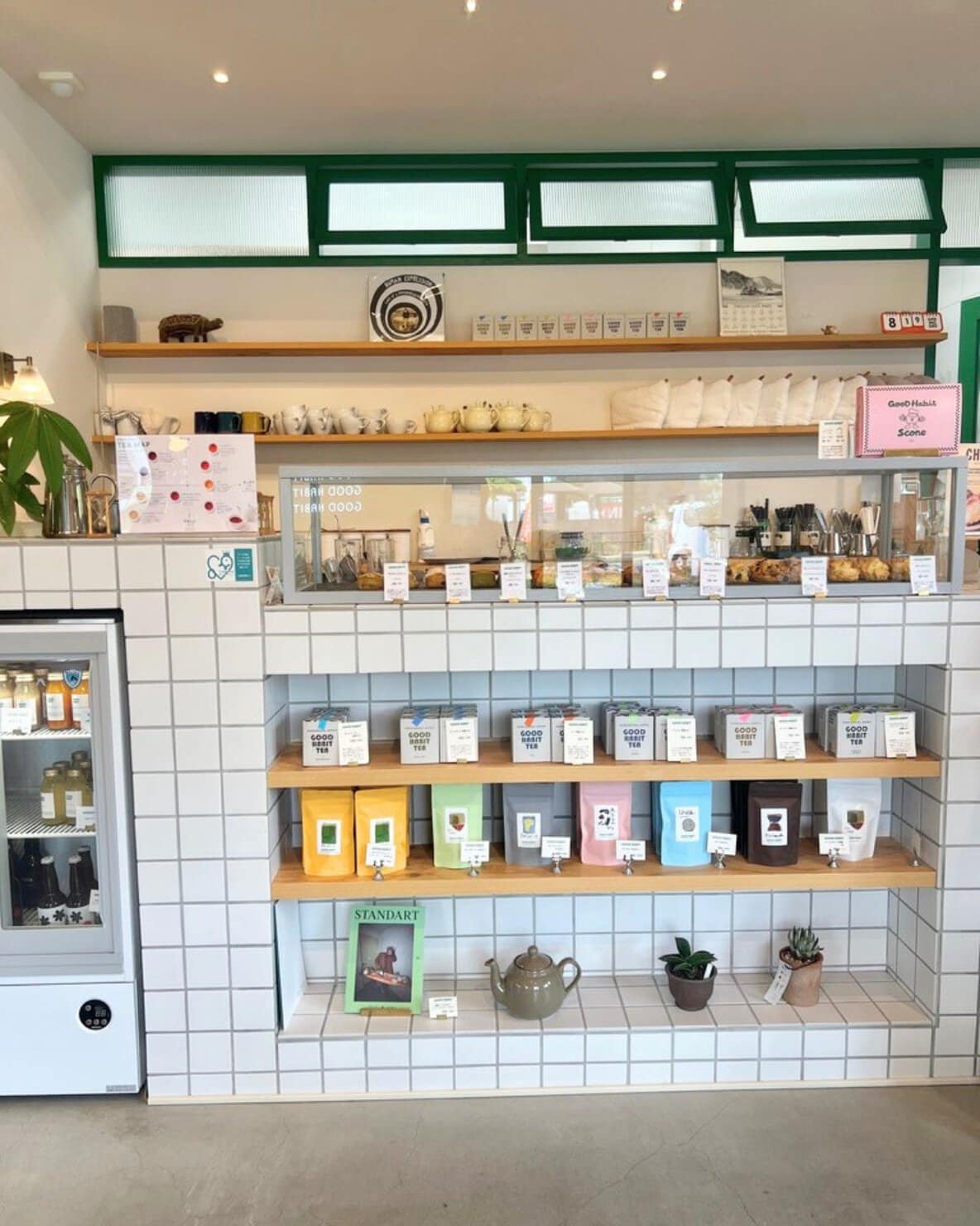 長野県佐久市にある紅茶とスコーンのお店GOODHABITの店内の白タイルカウンター