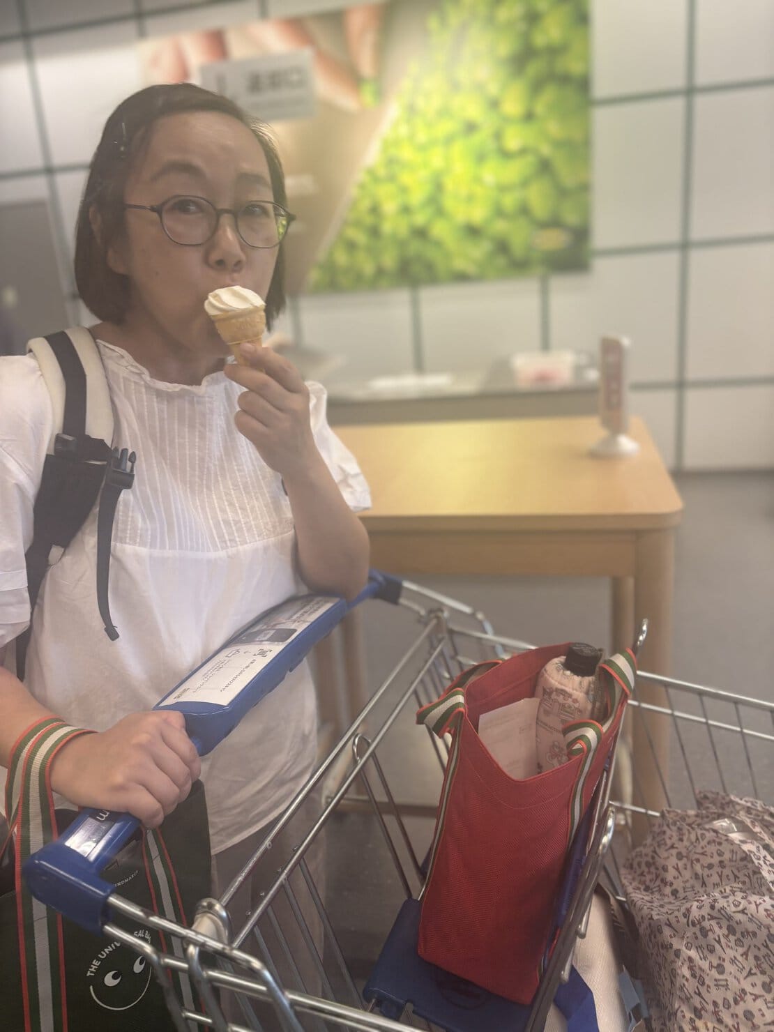 IKEA神戸ソフトクリームを食べる妹