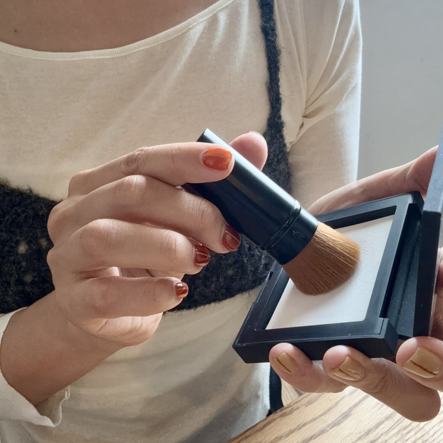 外出先でのメイク直しに欠かせないフェイスパウダーはキャップ付きのブラシに仕込む