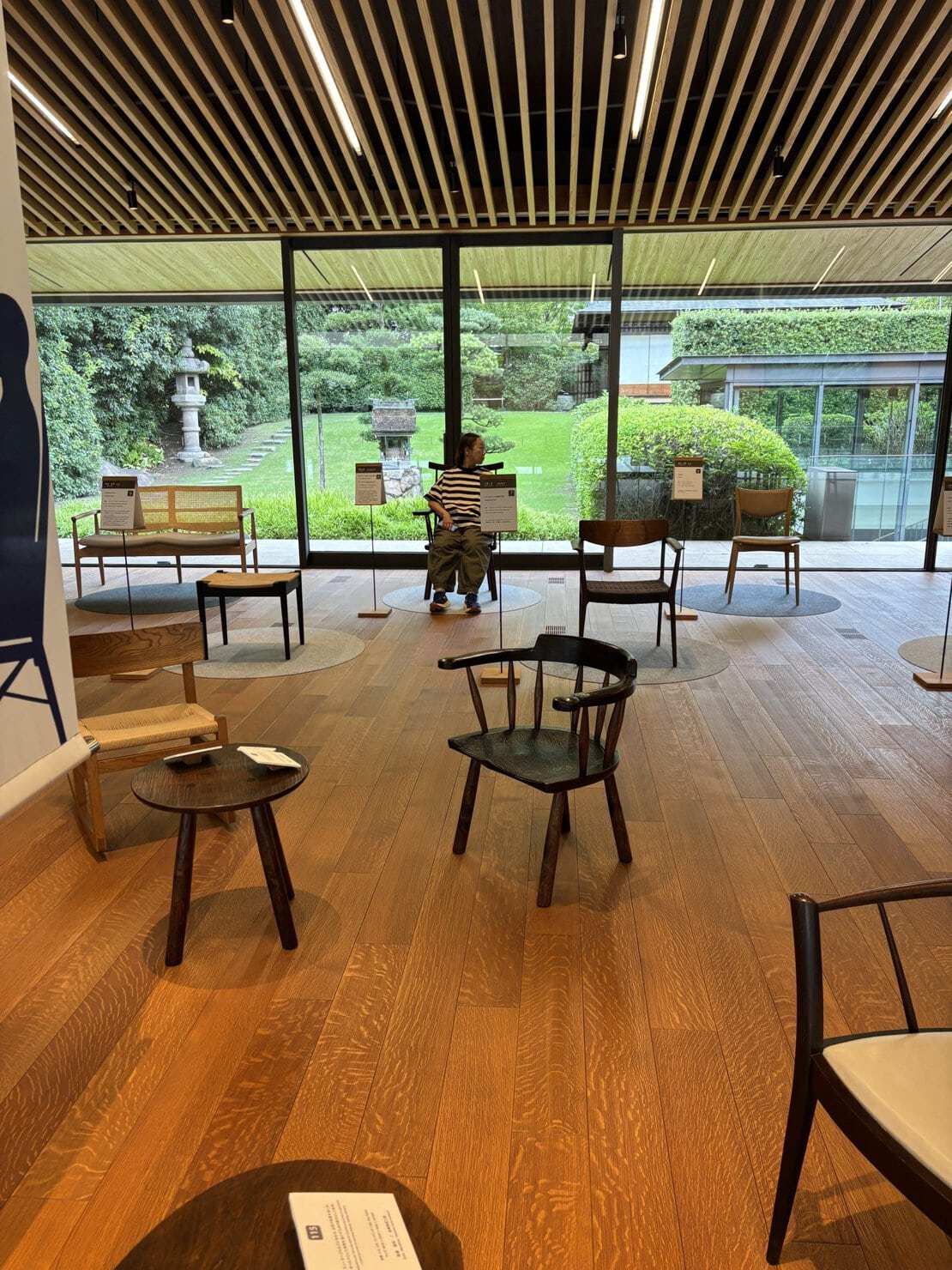 竹中大工道具館(中庭の見える風景)人物入り