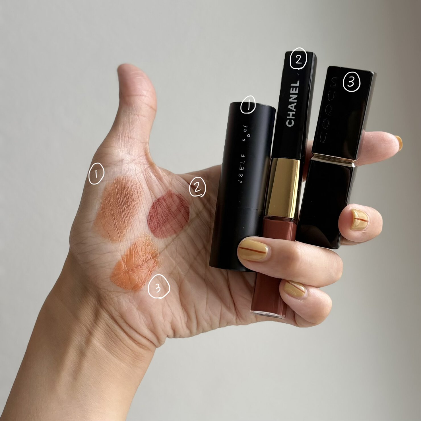 持ち歩きリップ3本 JSELF × soel「リビングオイル リップスティック ベージュ001」、CHANEL「ル ルージュ デュオ ウルトラ トゥニュ 182 ライトブラウン」、SUQQU「モイスチャー グレイズ リップスティック 04」