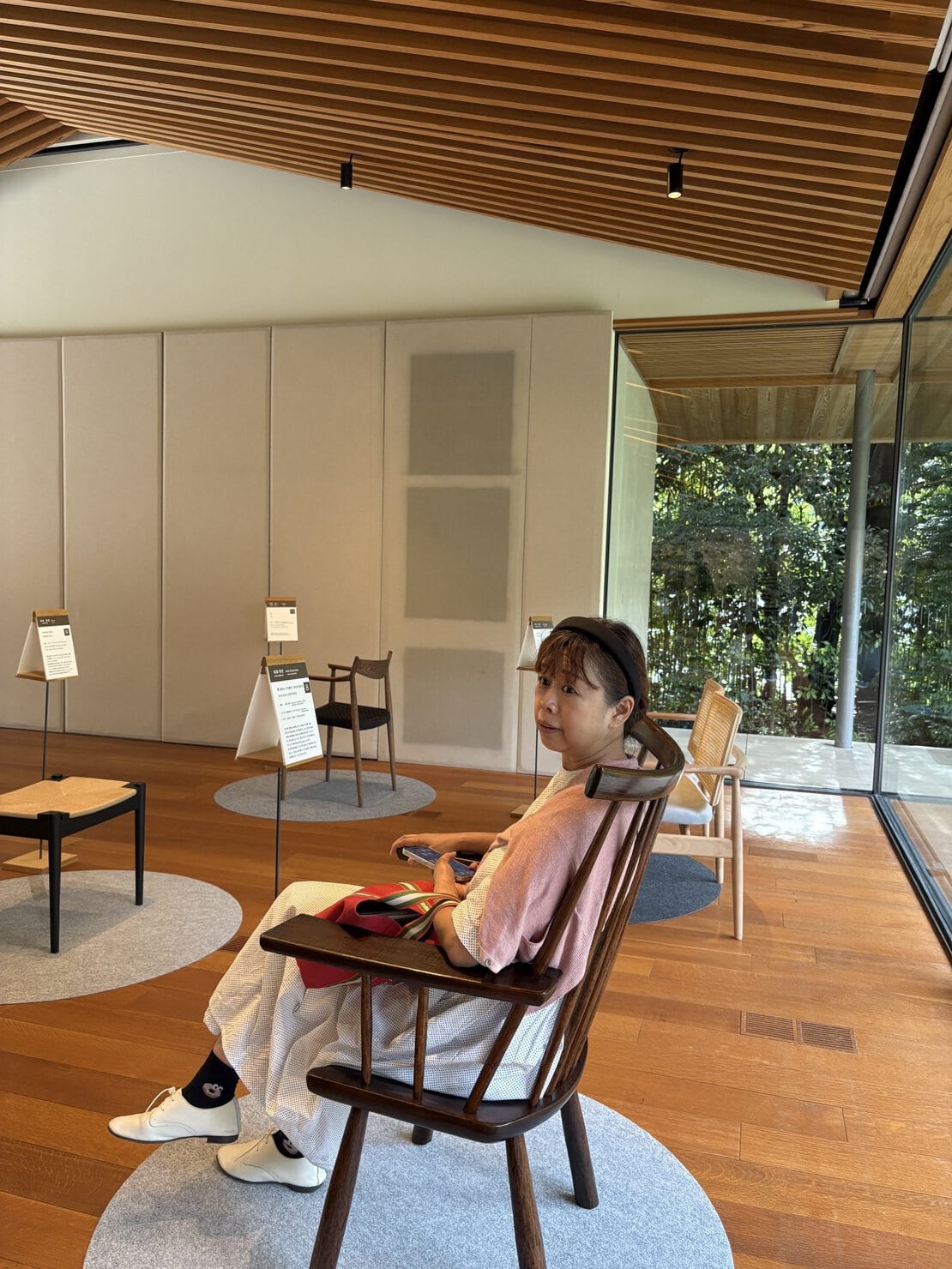 竹中大工道具館(お気に入りの椅子に座るいなだみほ)